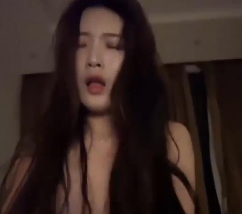 抖音网红（赵一菲）酒吧洗手间事件打扑克合集