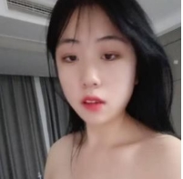 直播平台上的00后女主播敢露敢做展示超级胸前软肉