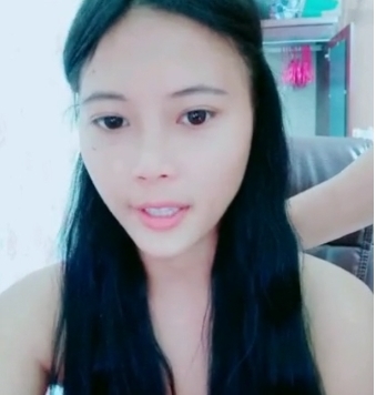 高颜值美女欣赏海景