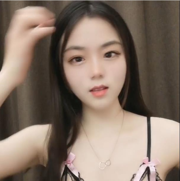 小美女身材真奈斯，颜值让人眼前一亮