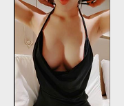性感苗条的娇小女性，拥有迷人的身材和诱人的蜜桃臀。