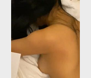 推特大佬arbi深圳作品集26视频，妹子身材火爆飞天演绎动作戏