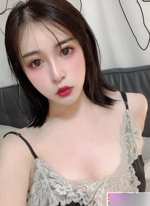 精选小脚TS妍熙：迷人笑容的美脚女神，性感身材引发粉丝疯狂追捧