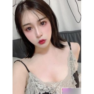 精选小脚TS妍熙：迷人笑容的美脚女神，性感身材引发粉丝疯狂追捧