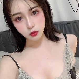 精选小脚TS妍熙：迷人笑容的美脚女神，性感身材引发粉丝疯狂追捧