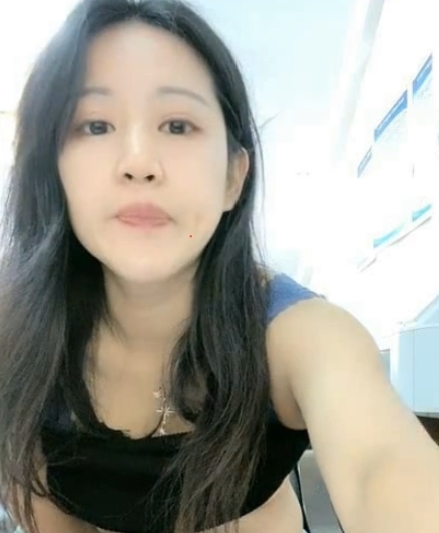 绿播沉沦：办公室白领小小溪超清录制视频大放异彩