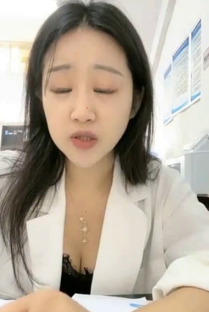 绿播沉沦：办公室白领小小溪超清录制视频大放异彩