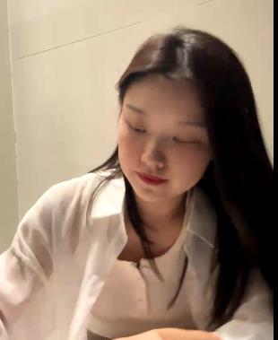 风韵犹存！顶级S妇自录直播，全L夹子，商场WC大片，2.7G视频等你来看！