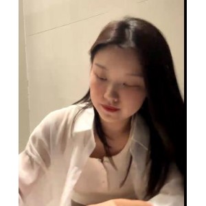 风韵犹存！顶级S妇自录直播，全L夹子，商场WC大片，2.7G视频等你来看！