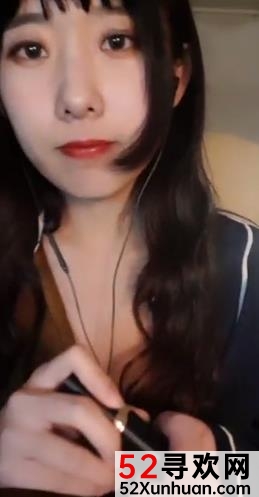 A失眠R社会直播：女主播神秘摇摆诱人，褪去衣裳肌肤女人味丰韵