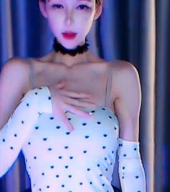 网易CC最新自拍视频《小安扬定制5部[5V-757M]》，S舞无漏点，黑丝有趣装引人注目！