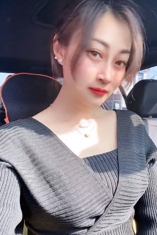 尹美美哒最新作品合集，1.43G视频，3000/6000软妹币，漂亮身材韵味满满，成熟女人气息，活泼可爱露肩裙，视觉体验购买定制