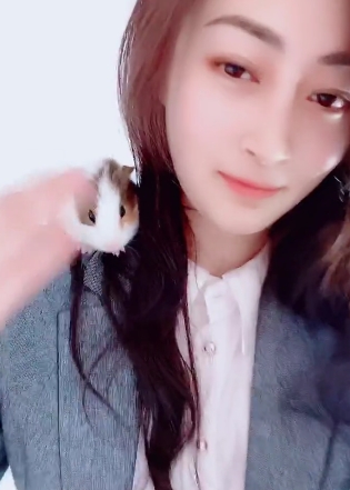 尹美美哒最新作品合集，1.43G视频，3000/6000软妹币，漂亮身材韵味满满，成熟女人气息，活泼可爱露肩裙，视觉体验购买定制