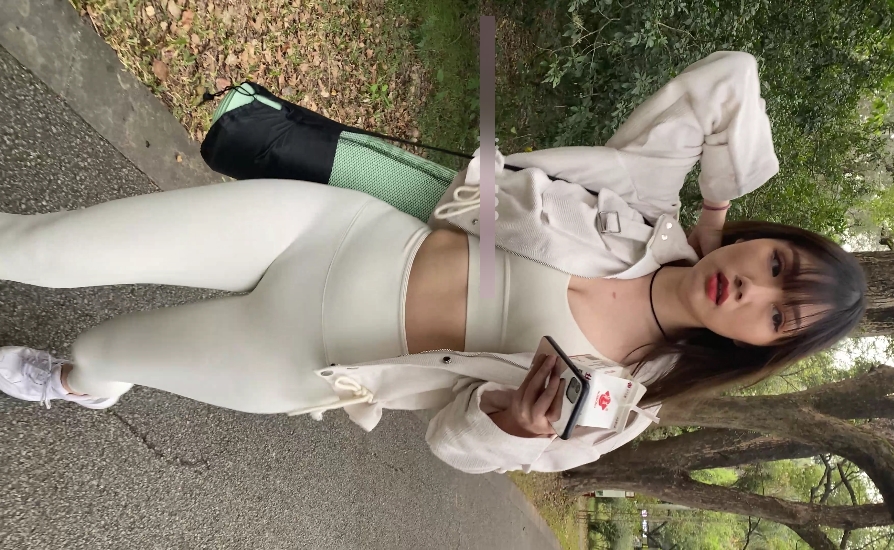 白色紧身长裤翘臀长腿美女1V/10.4G/百度云-美丽容颜引人注目