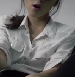 享这位黑丝美女的视频啦！