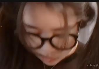 魅力大眼镜学妹自拍视频10分钟，黑丝露脸身材棒棒糖，引爆网络！