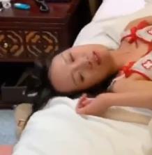 大学生美眉三人游自拍豪哥交谈S表情妇气质用嘴挖洞-8V-1.7G