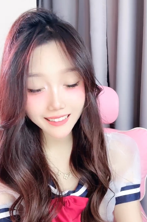 高颜值美女热舞：董小姐15v22g合集百度/ED2K