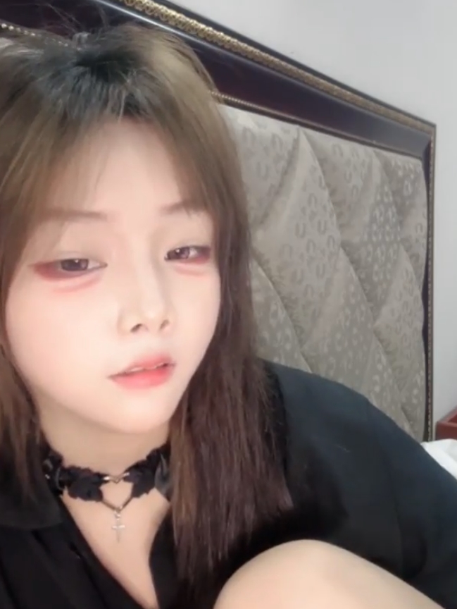 校花小芳土豪约会视频曝光！65v23.8g送豪华手表！收藏火爆百度ED2K！