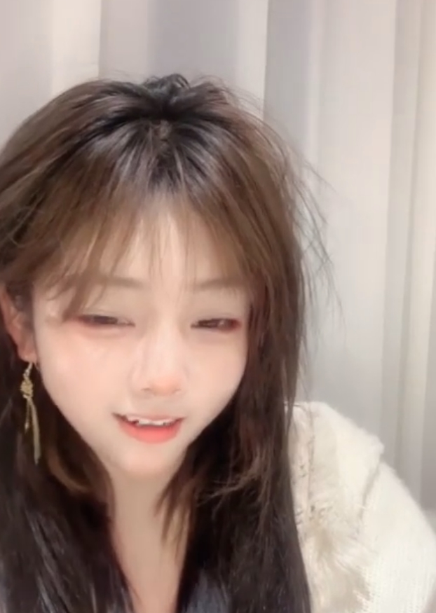 校花小芳土豪约会视频曝光！65v23.8g送豪华手表！收藏火爆百度ED2K！