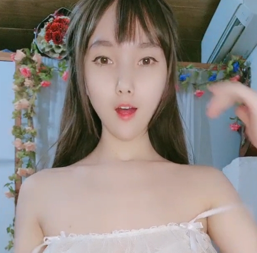 宿舍直播明星小英：粉红色服装，207次收藏，38v35g高清视频