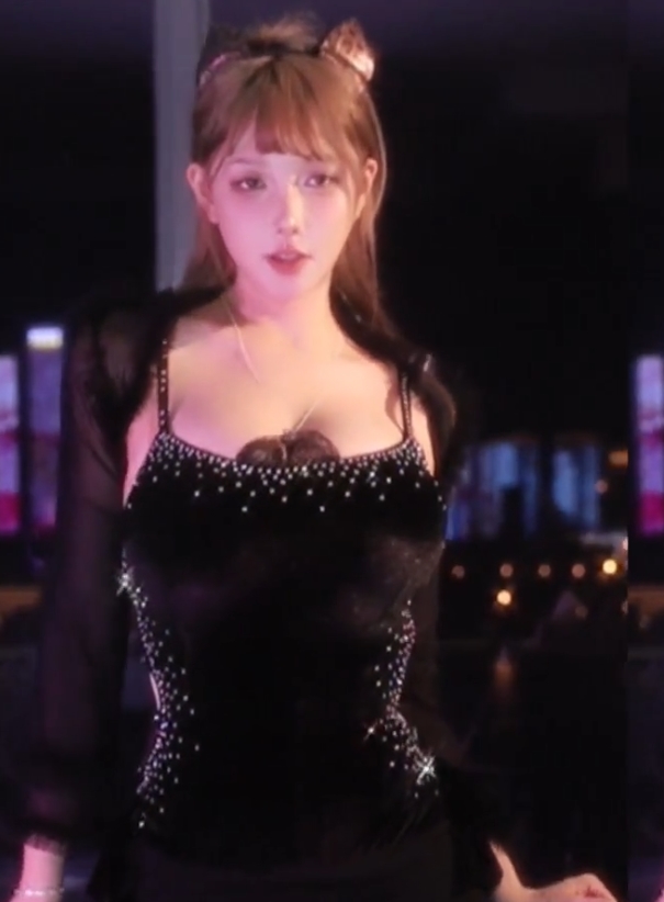 Minana呀热舞视频合集：斗鱼直播抖球风格，15个视频3个GIF，百度盘下载