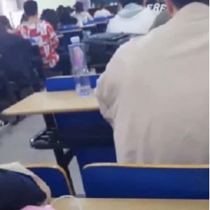 推特小敏真实课堂拍摄厕所玩具自嗨1V1.3G太顶了