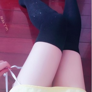 快手猫奴丫户外自拍补档3V2.94G汗衫透点/臀压落叶/破袜勾足