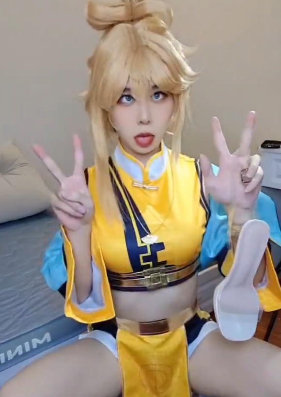 推上小梦明天再努力蜜桃作品26v2.6G撩人日常