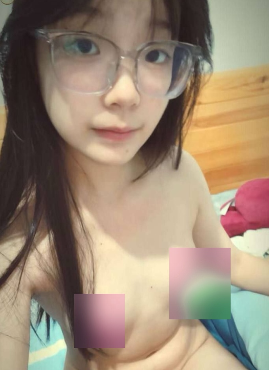 云盘莹莹眼镜反差自拍11V235MB太顶了