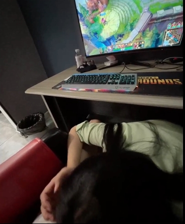 P站神秘女主强制游戏1V641MB超带感