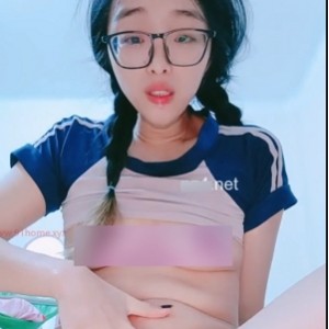 INS眼镜娘巨物挑战视频1部760M火辣体验