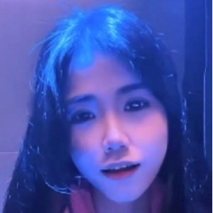 KTV尤物美女放飞自我1V1.49G特写诱惑，近距离运动出声太撩人