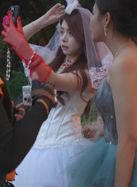 街拍优质蕾丝婚纱裙美女，演唱会CD开灯照亮浅黄内，429.2MB实拍
