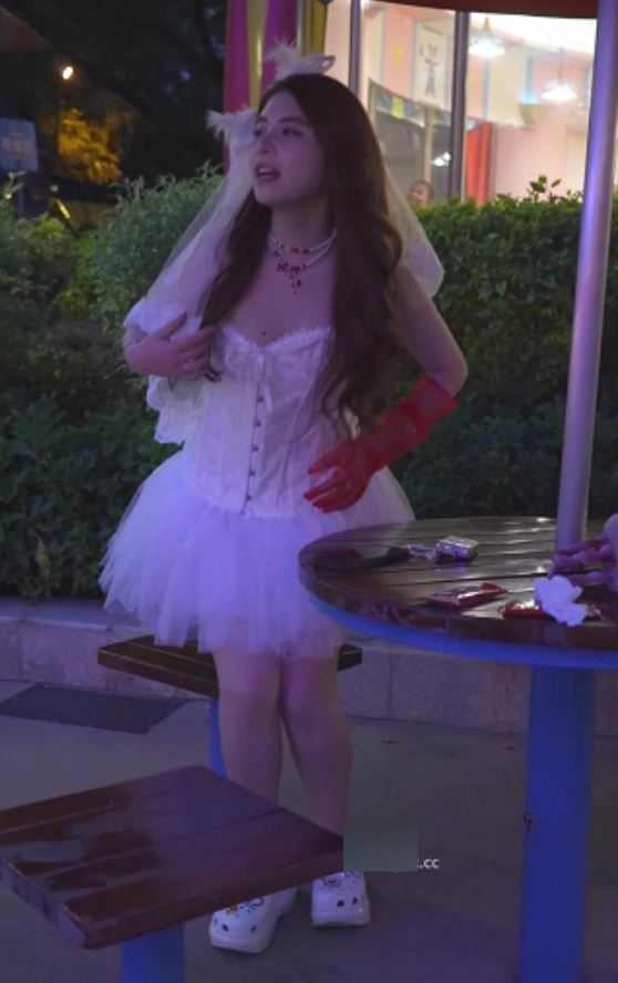 街拍优质蕾丝婚纱裙美女，演唱会CD开灯照亮浅黄内，429.2MB实拍