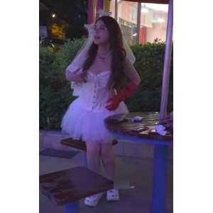 街拍优质蕾丝婚纱裙美女，演唱会CD开灯照亮浅黄内，429.2MB实拍